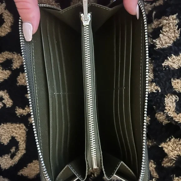 Coach Lillie Carryall with matching accordion zip wallet - Picture 8 of 8